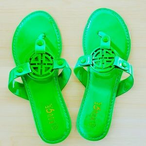 Cute Medallion Green Thong sandals. Makes any outfit look stylish SZ 10, NWT.👌